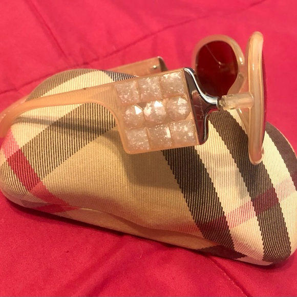 Burberry sunglasses in case - Picture 5 of 7